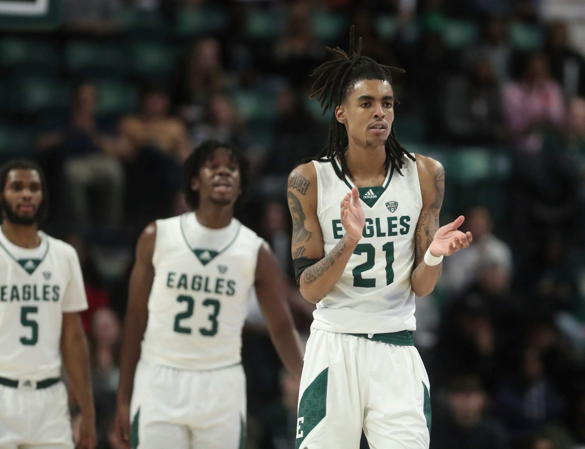 Eastern Michigan Eagles forward Emoni Bates claps on the court against the Ohio Bobcats on Tuesday, Jan. 31, 2023 in Ypsilanti. Emuoh 013123 Kd1687 Emoni Bates celebrates