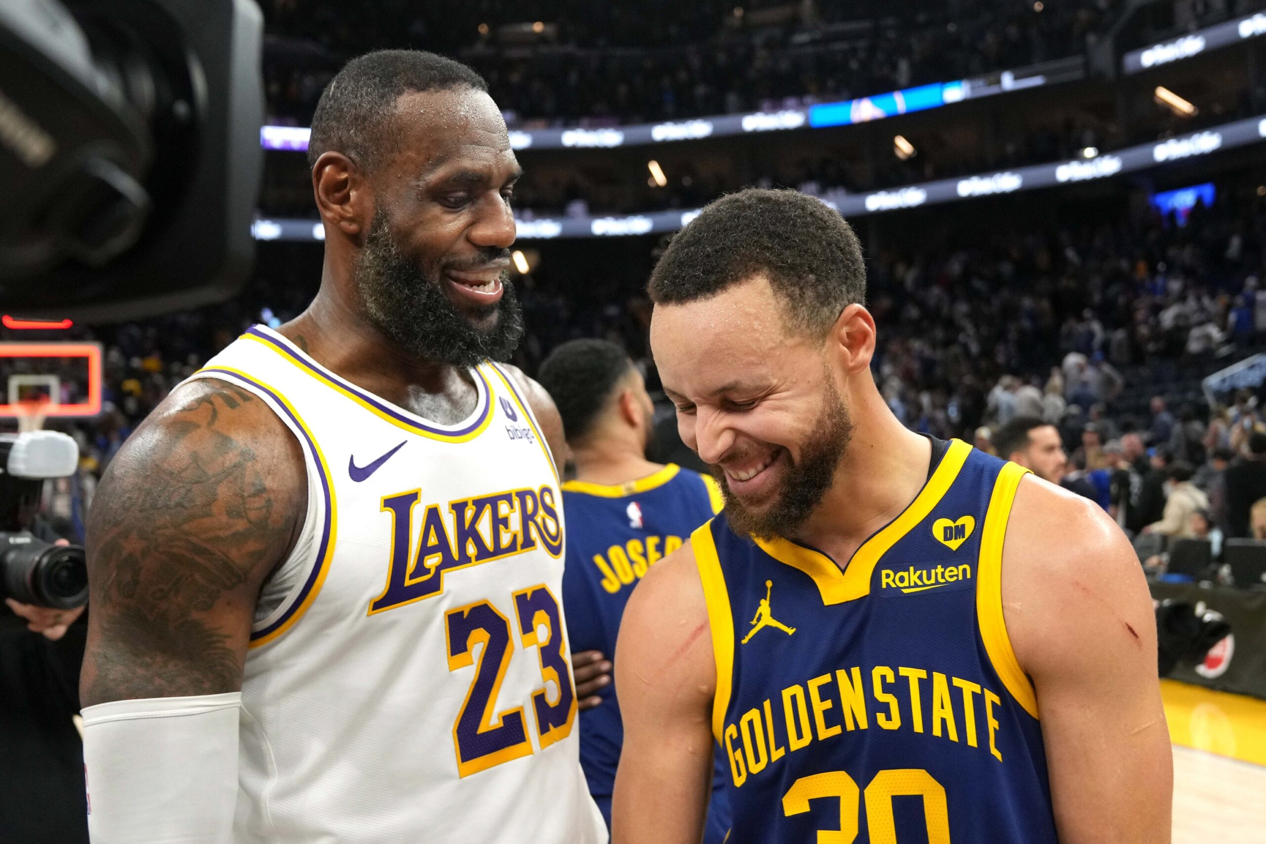 Los Angeles Lakers forward LeBron James (23) and Golden State Warriors guard Stephen Curry