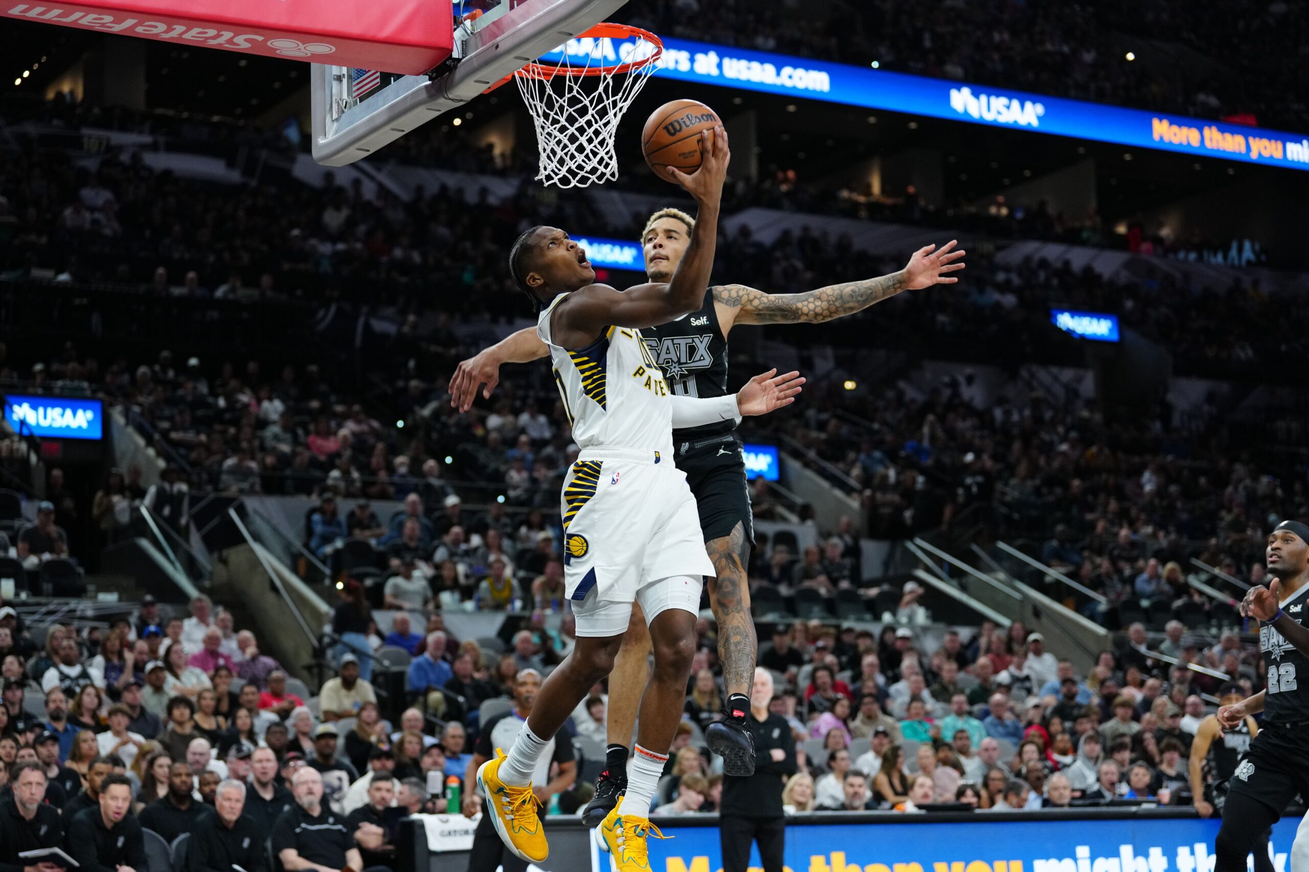 Indiana Pacers guard Bennedict Mathurin (00) shoots in front of San Antonio Spurs forward Jeremy Sochan (10)