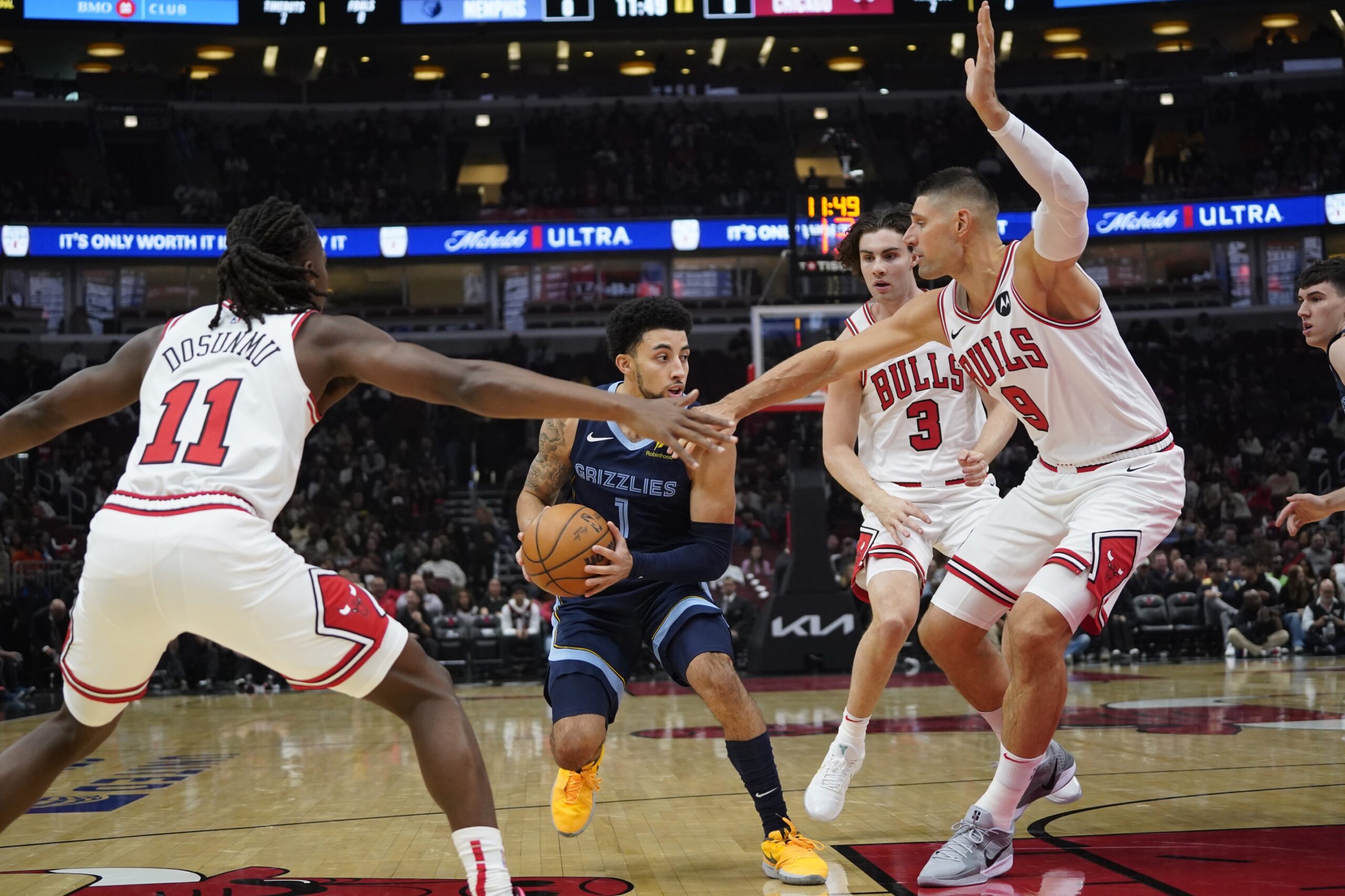 Memphis Grizzlies guard Scotty Pippen Jr. (1) is triple-teamed by Chicago Bulls