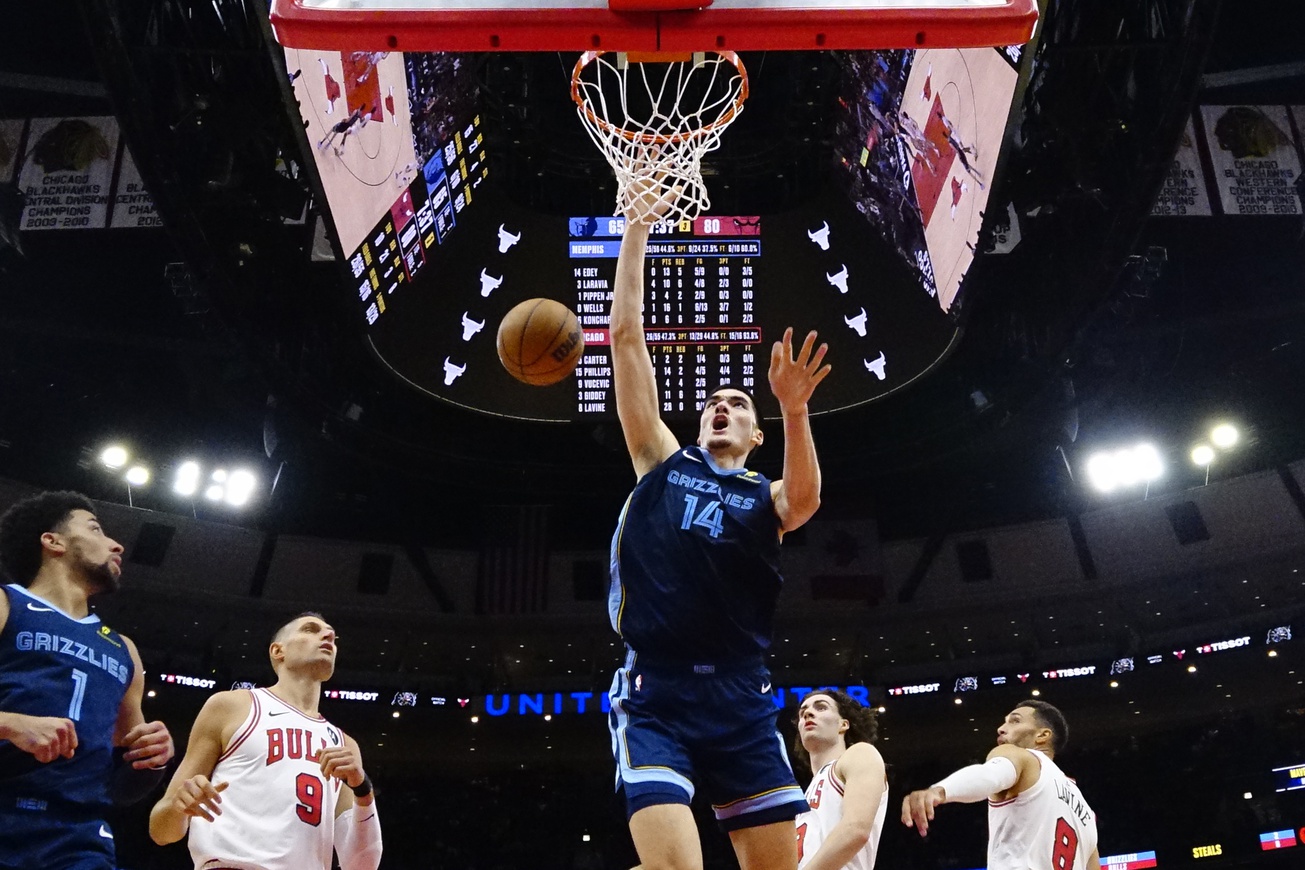 Memphis Grizzlies center Zach Edey (14) dunks