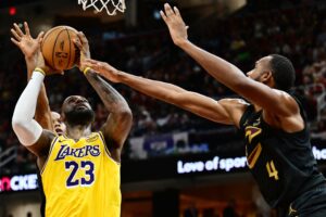 Los Angeles Lakers forward LeBron James (23) drives to the basket against the Cleveland Cavaliers