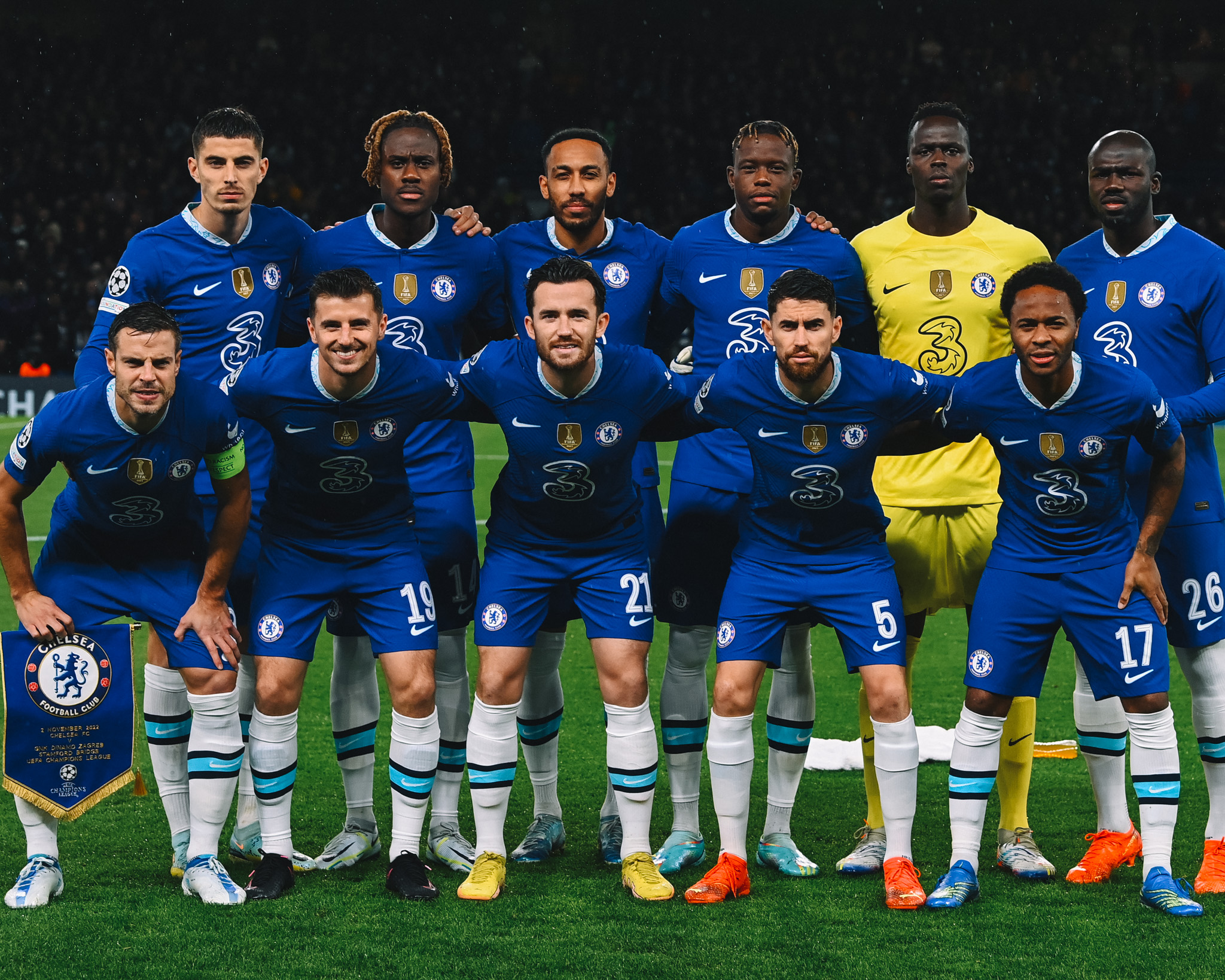 Chelsea lineup for team photograph prior to Champions League clash. What would your Chelsea lineup prediction be?