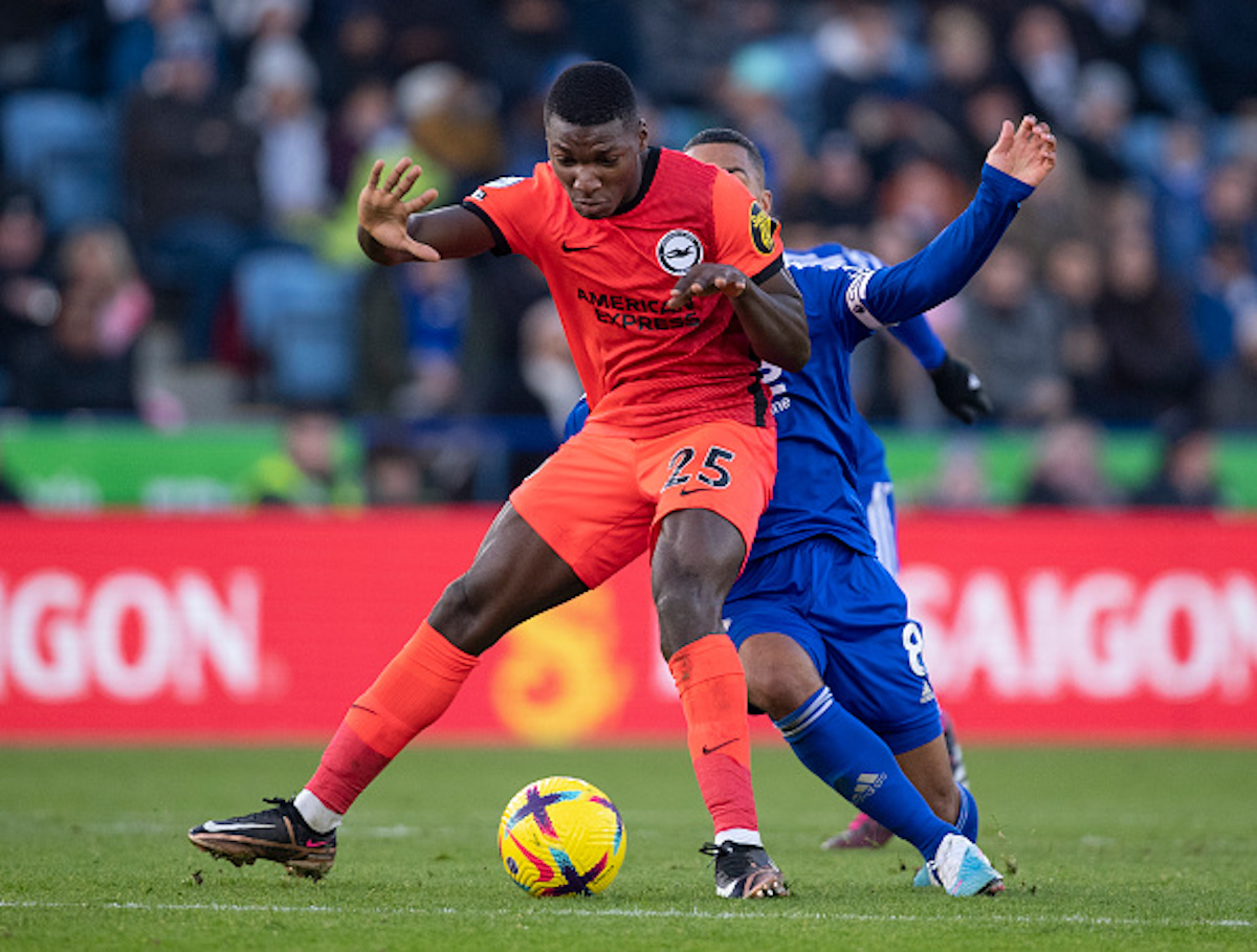 Moises Caicedo playing for Brighton against Leicester City