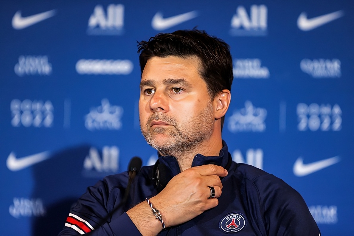 Mauricio Pochettino adjusts his headphones - he ranks highly in next Tottenham Hotspur manager odds