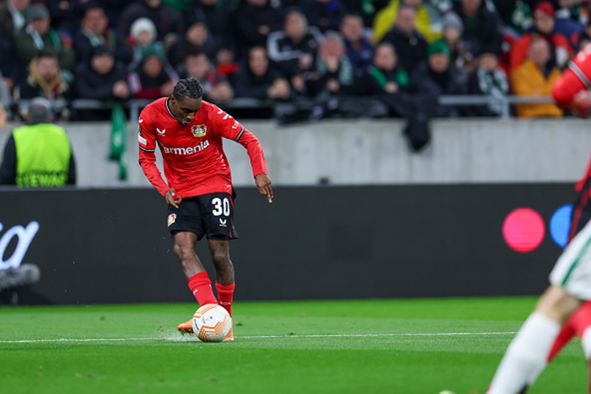 Jeremie Frimpong passing the ball