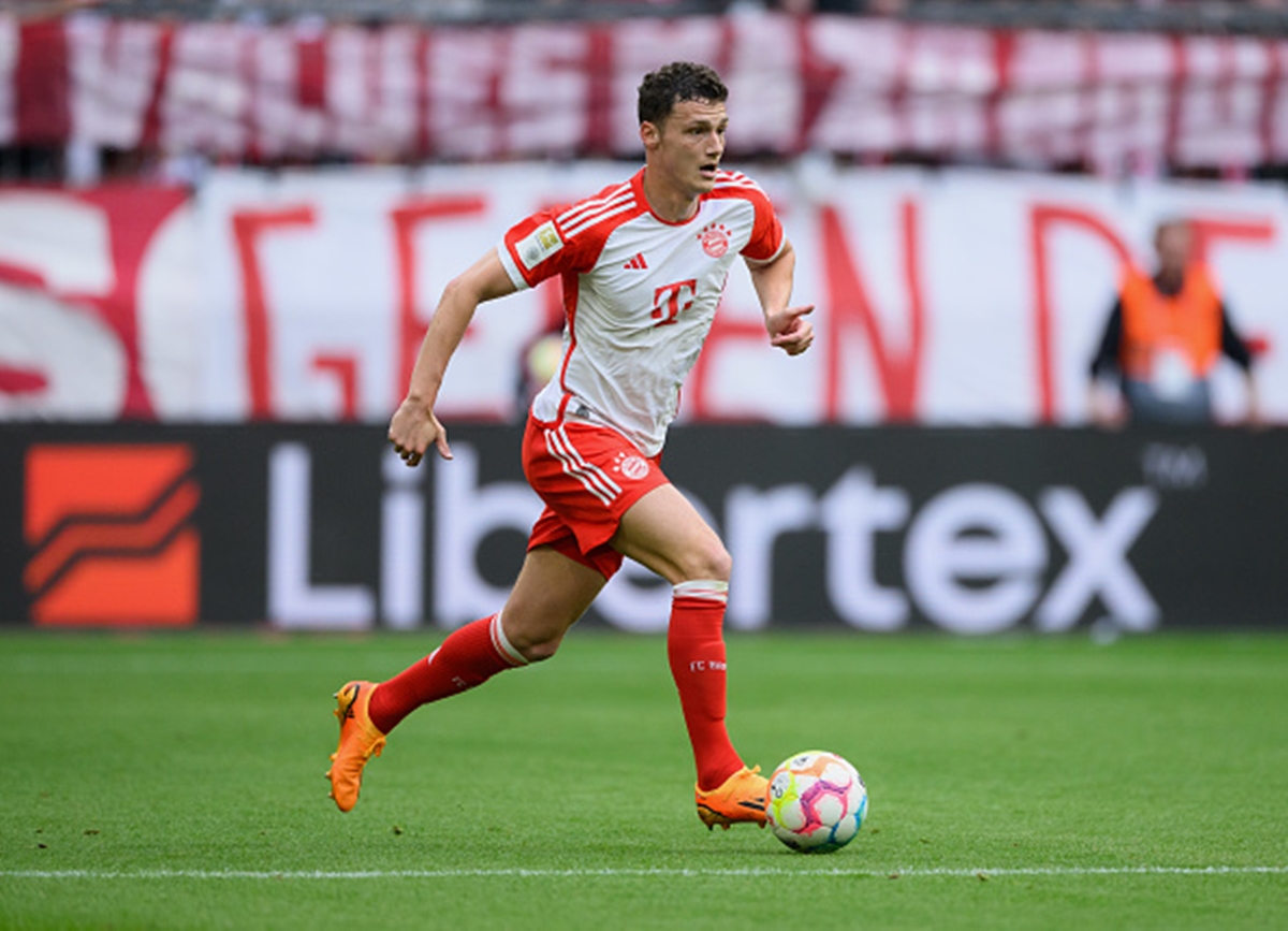 Benjamin Pavard controls the ball