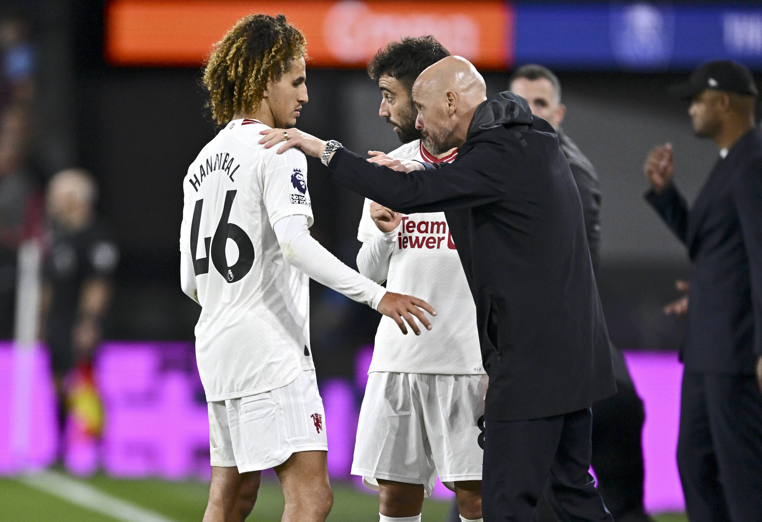 Erik ten Hag speaking with Manchester United players