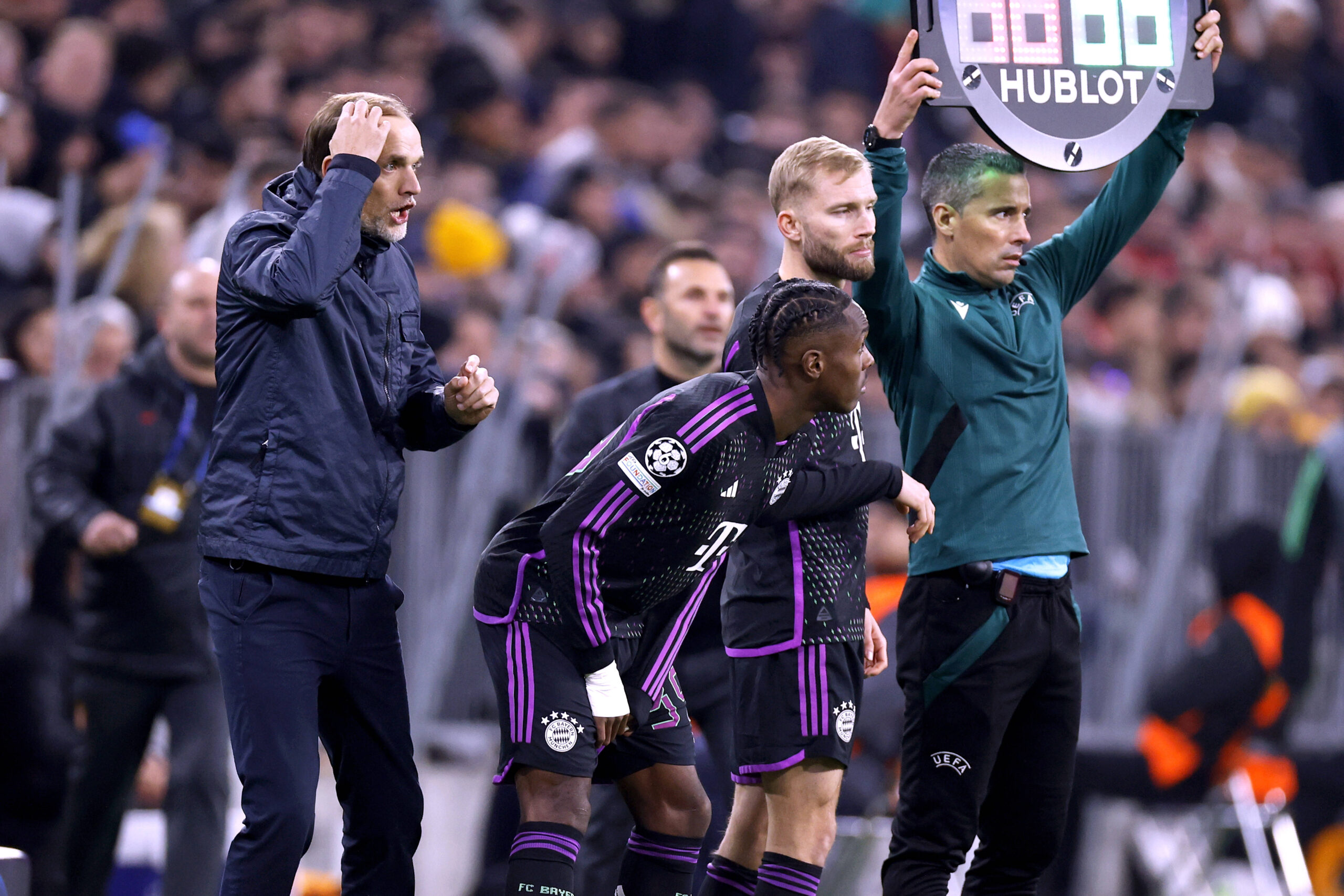 Thomas Tuchel gets ready to make substitutions