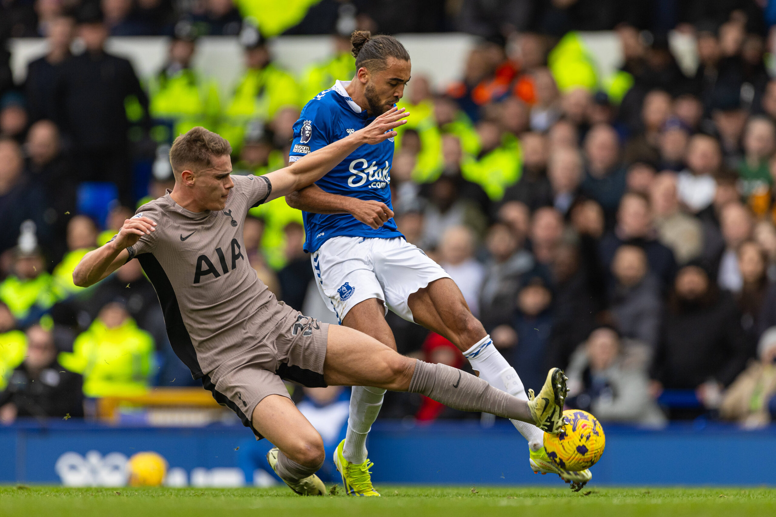 Dominic Calvert-Lewin gets tackled by Micky van de Ven