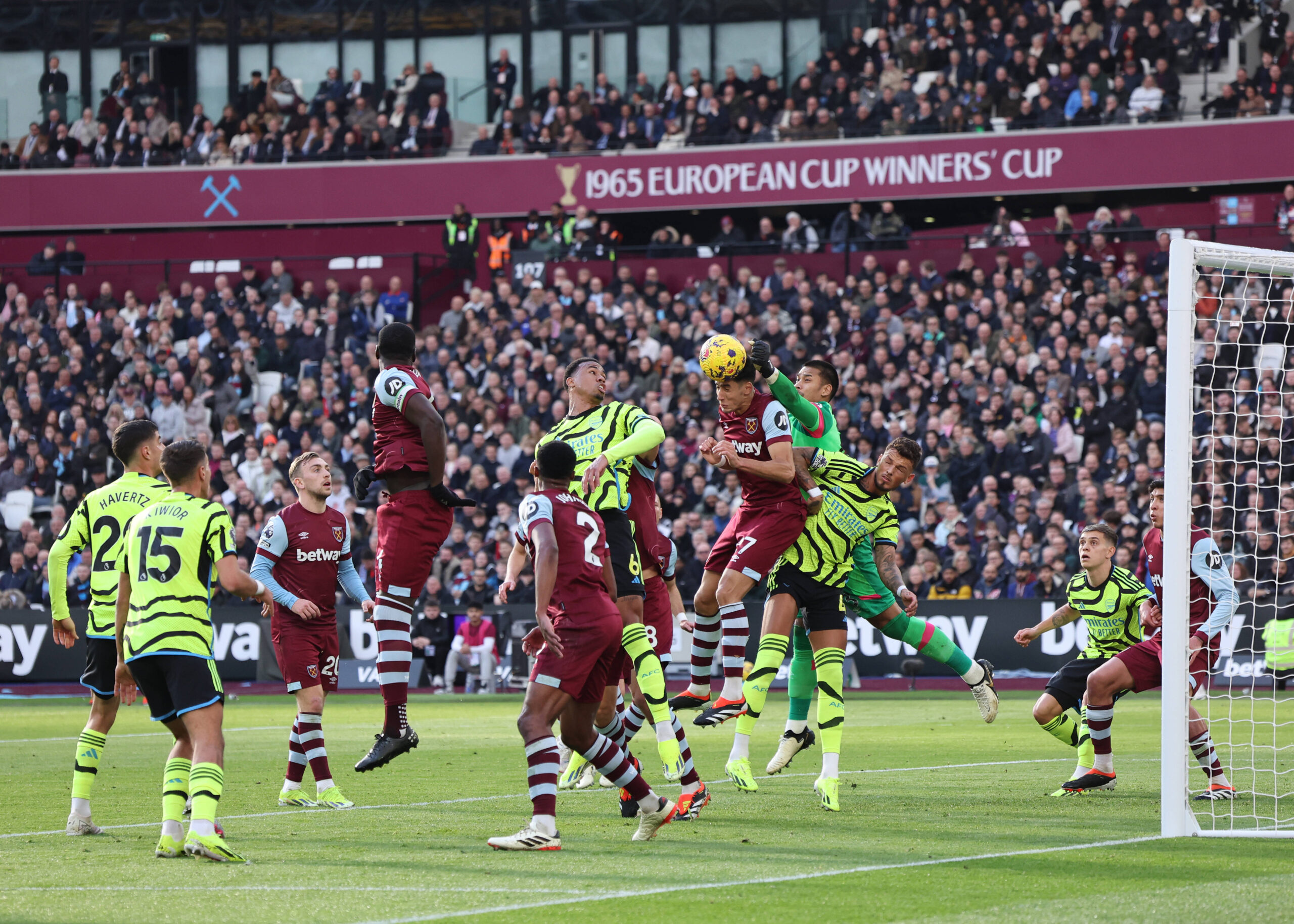 Arsenal and West Ham players compete for a corner