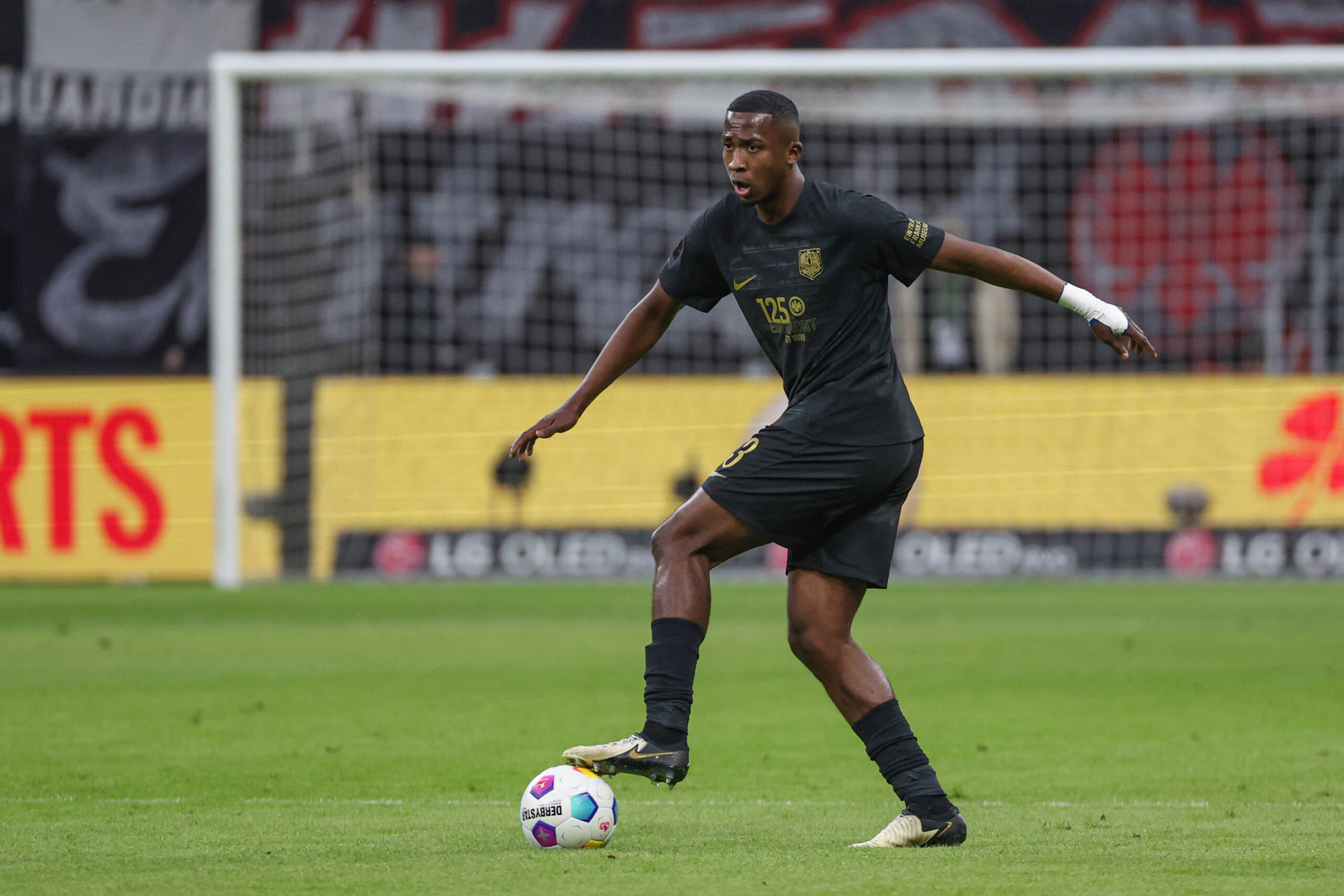 Eintracht Frankfurt defender Willian Pacho with the ball in a Bundesliga game against Hoffenheim.