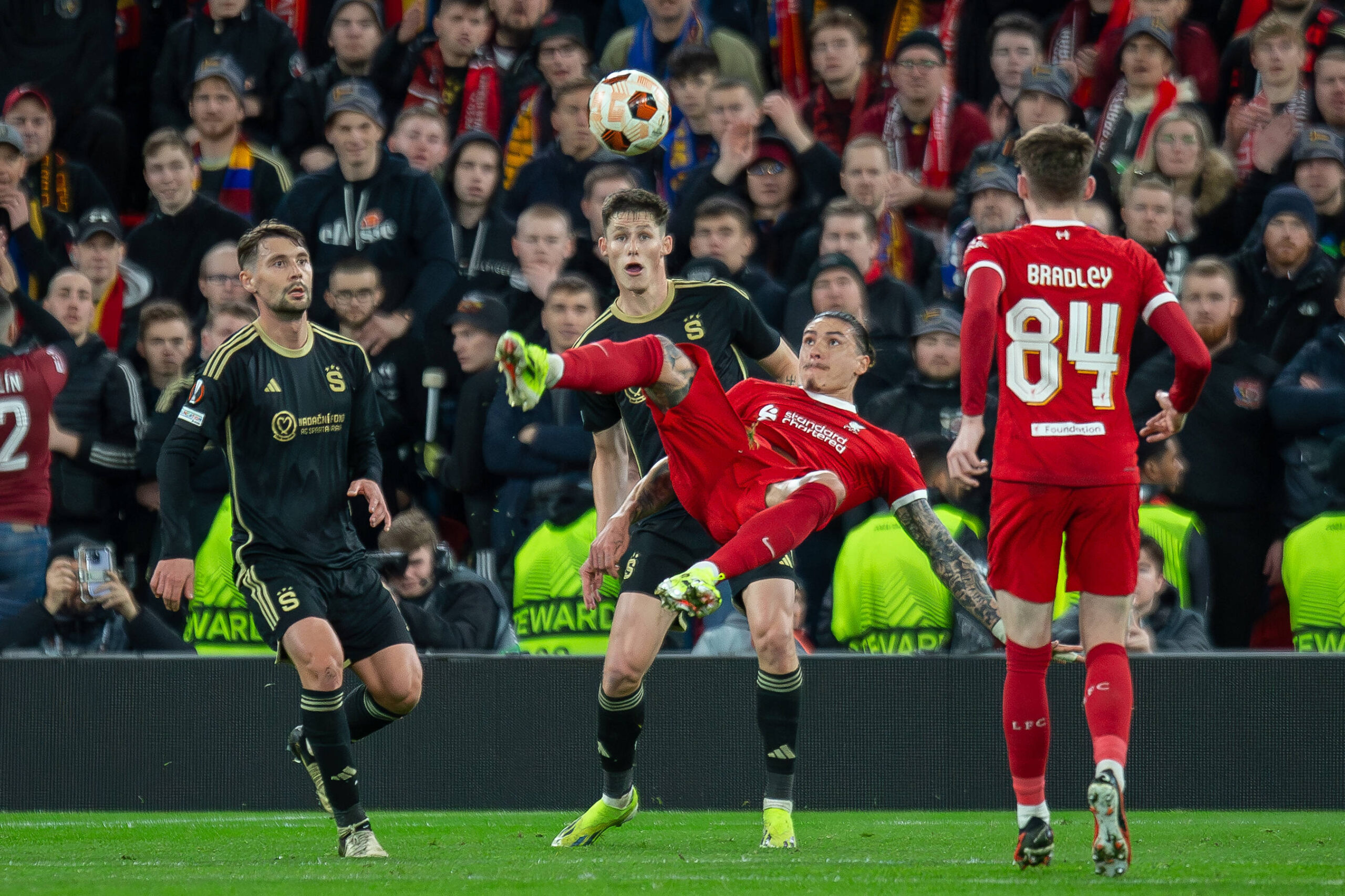 Darwin Nunez attempts overhead kick