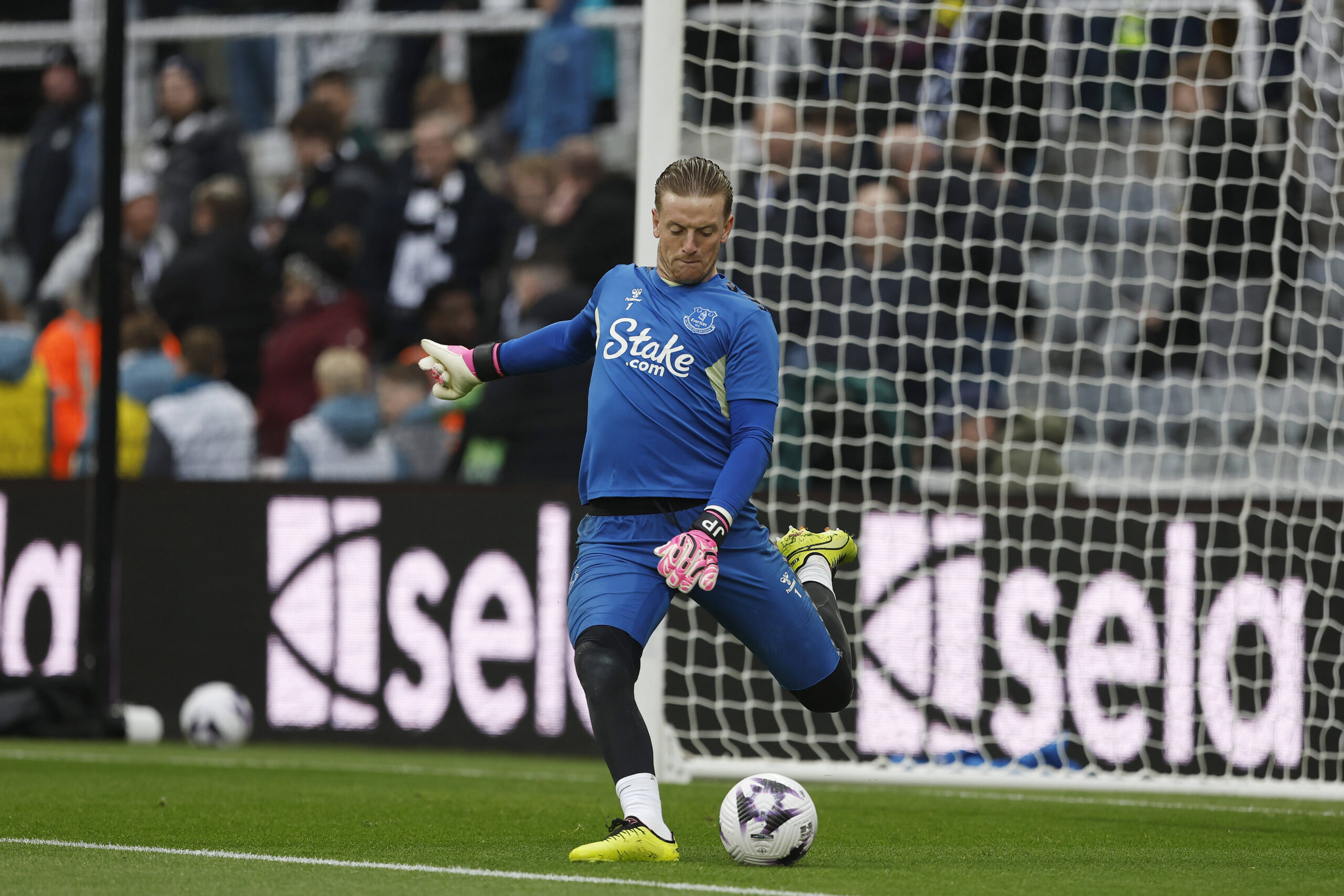 Everton's Jordan Pickford practicing before a match