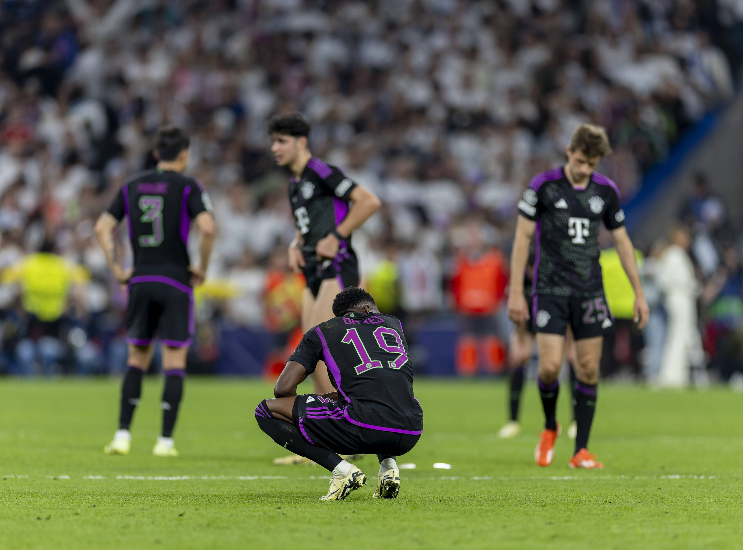 Bayern Munich players react to crushing defeat in Madrid