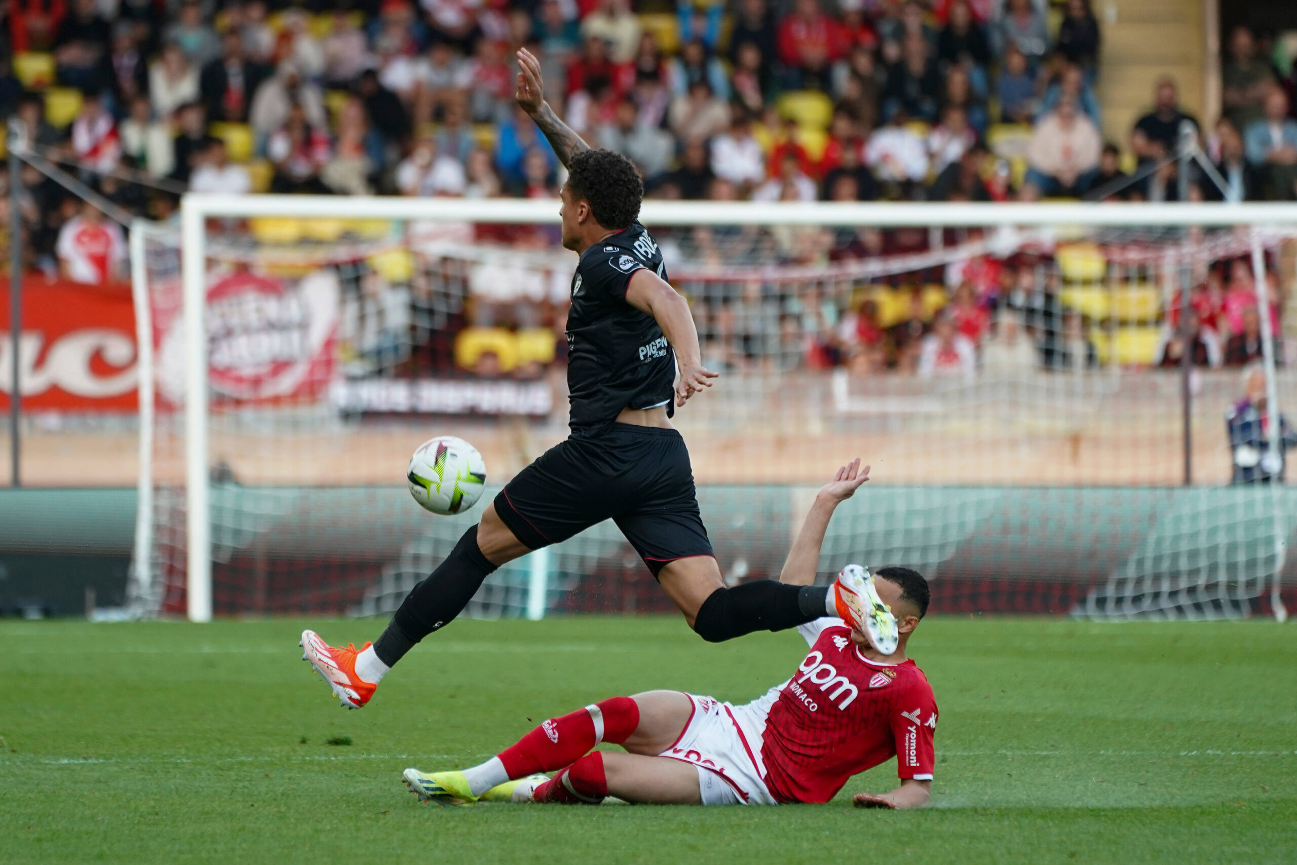 Vanderson makes tackle on Neto Borges