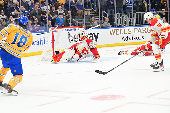 ST. LOUIS, MO - JANUARY 10: St. Louis Blues center Robert Thomas (18) scores the winning goal in overtime against Calgary goaltender Jacob Markstrom (25) during a NHL game between the Calgary Flames and the St. Louis Blues on January 10, 2023, at Enterprise Center in St. Louis, MO (Photo by Keith Gillett/Icon Sportswire via Getty Images)