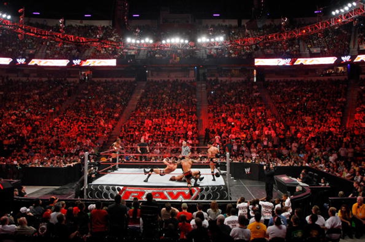 Raw is XXX - image of Monday Night Raw crowd