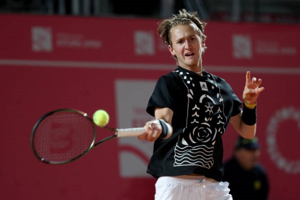 Sebastian Korda in action at the ATP Estoril Open.